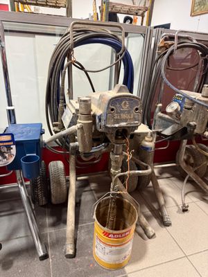 a picture of a machine that is sitting in a room