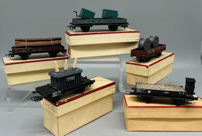 cinq types différents de petits trains exposés sur une table