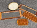 plusieurs morceaux de bois et de verre sont disposés sur le sol