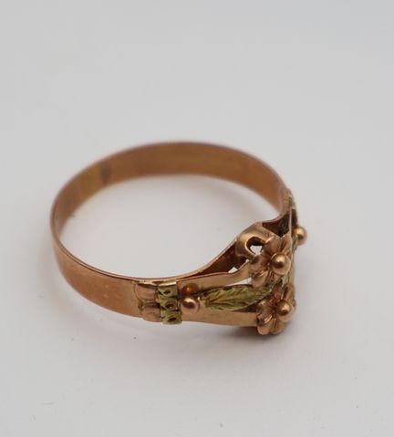 Bague en en or 18 carats 750 millièmes à décor de deux petites fl...
