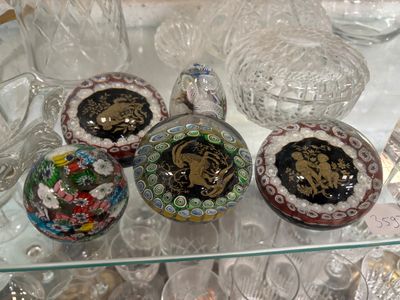 une table en verre sur laquelle sont posés de nombreux objets en verre