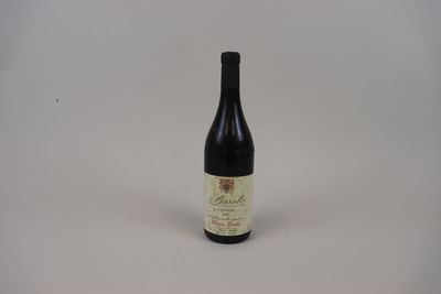 la bouteille de vin est posée sur une surface blanche