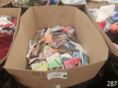 de nombreuses boîtes contenant différents types de cartes