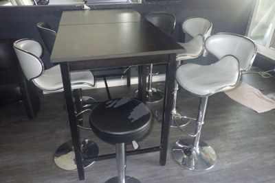 une photo d'une table et de chaises dans une pièce