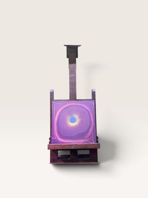 une photo d'un objet violet posé sur une surface blanche