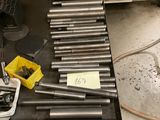 une table sur laquelle sont posés de nombreux outils, dans un garage