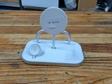 un petit appareil blanc posé sur une table en bois