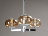une image représentant un lustre à trois lumières suspendu au plafond