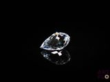 gros plan d'un diamant sur une surface noire