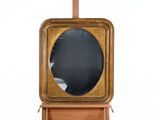 une horloge en bois avec un miroir au milieu