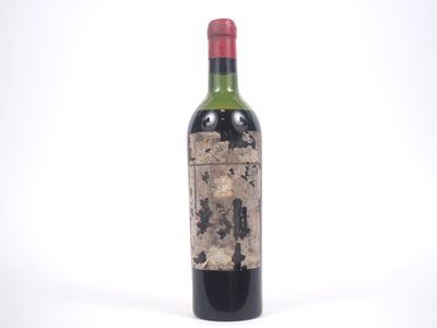 une bouteille de vin posée sur une table