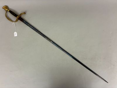 une vieille épée avec une poignée en or sur une surface blanche