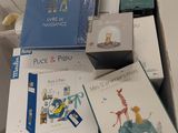 beaucoup de livres qui se trouvent dans une boîte posée sur la table
