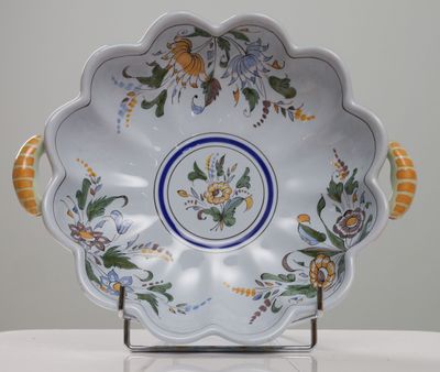 Jean MONTAGNON à NEVERS. Melonnière à deux anses en faïence …