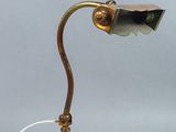 une lampe de bureau ancienne en laiton, avec un abat-jour noir et un cordon blanc