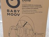 une boîte en carton sur laquelle figure la photo d'un bébé