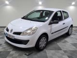 la photo d'une petite voiture blanche garée dans un garage