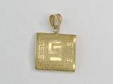 une image représentant un pendentif plaqué or orné d'un motif en labyrinthe
