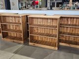 deux bibliothèques avec des étagères en bois au milieu de la pièce