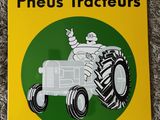 un panneau jaune et noir sur lequel figure l'image d'un homme au volant d'un tracteur