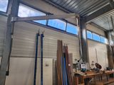 une photo d'une pièce où l'on voit beaucoup de bois et de métal