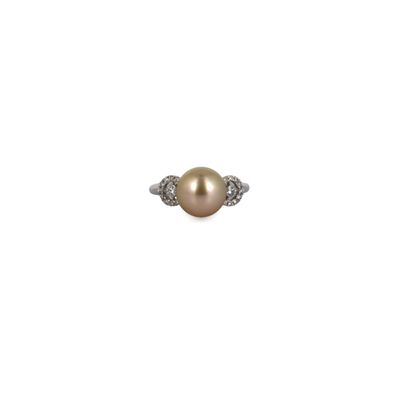 gros plan d'une bague en perles et diamants sur fond blanc