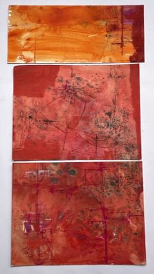 trois œuvres d'art rouges et orange sur un fond blanc