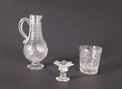 trois objets en verre posés sur une table