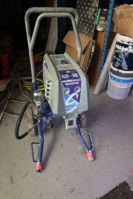 une machine posée sur le sol du garage