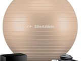 un gros plan d'un ballon d'exercice et de ses accessoires sur fond blanc