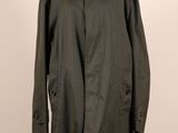 une image d'un manteau noir sur un support de mannequin