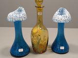 trois vases en verre posés sur une table