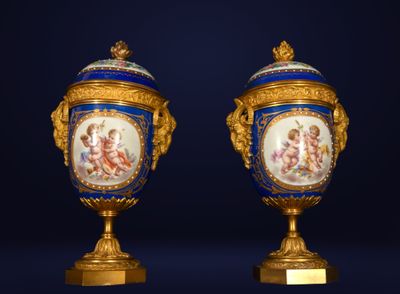Paire de vases en Sèvres Bleu Royale du 19ème siècle, montur…