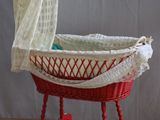un panier rouge recouvert d'une couverture blanche