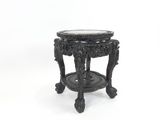 une image représentant une table noire avec un plateau en marbre sur fond blanc