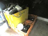 une boîte jaune contenant quelques outils