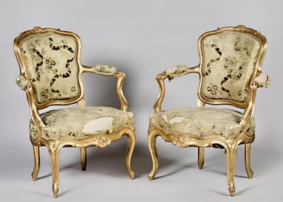 paire de chaises anciennes avec coussins rembourrés