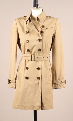 une photo d'un trench-coat pour femme présenté sur un mannequin