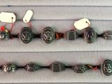 plusieurs types de bracelets différents, munis d'étiquettes, posés sur une table