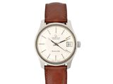 gros plan d'une montre sur fond blanc avec un bracelet marron