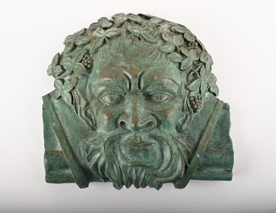 une statue représentant un homme barbu, accrochée à un mur