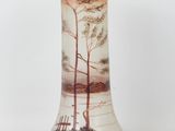 un vase sur lequel figure l'image d'un arbre