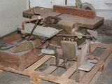 a machine that is sitting on a pallet in a room
