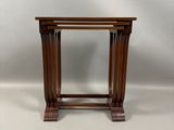 une petite table en bois avec un plateau en bois sur fond blanc