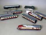 cinq trains miniatures posés les uns à côté des autres sur une table