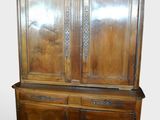 un vieux meuble en bois avec deux portes et un tiroir en dessous