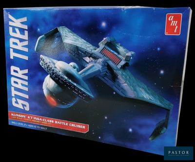 une boîte contenant une maquette d'un vaisseau de Star Trek