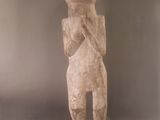 une image représentant une statue d'une personne portant un chapeau sur la tête