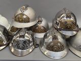 beaucoup de casques posés sur une table