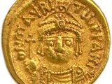 une pièce d'or surmontée d'une couronne